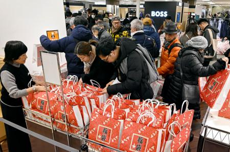 　そごう横浜店の初売りで、福袋を買い求める人たち＝２日午前