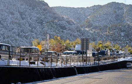 雪の影響で渋滞する山陽自動車道の岩国IC付近=3日午前10時23分、山口県岩国市