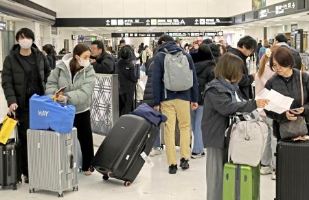 　海外で年を越した人などで混雑する成田空港の国際線到着ロビー＝３日午前