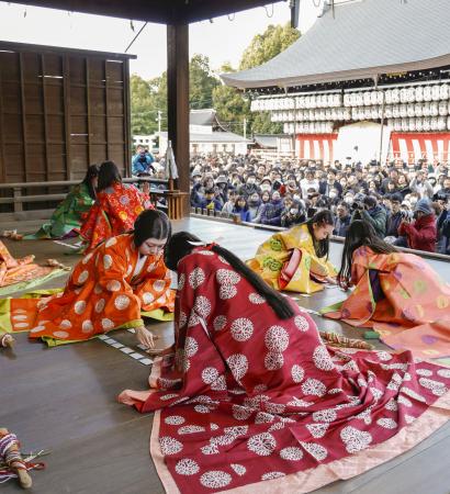 京都市東山区の八坂神社で行われた新春恒例の「かるた始め式」＝３日午後