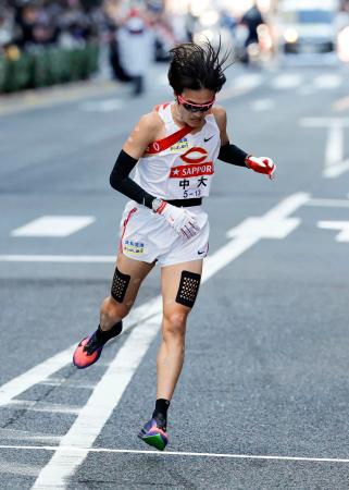 ５位でゴールする中大の吉中祐太＝東京・大手町
