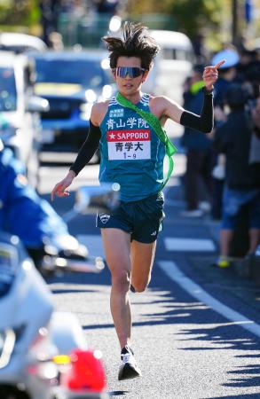 　９区を力走する青学大・佐藤有一（代表撮影）