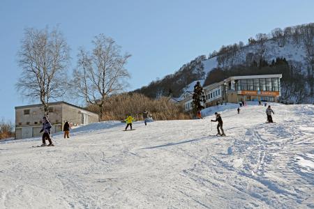 訪日スキー客らが訪れる新潟県湯沢町の湯沢高原スキー場＝２０２５年１２月