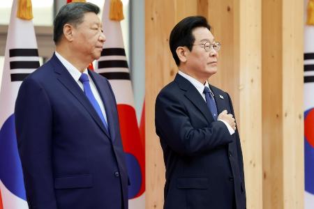 中国の習近平国家主席（左）と韓国の李在明大統領＝２０２５年１１月、韓国・慶州（聯合＝共同）