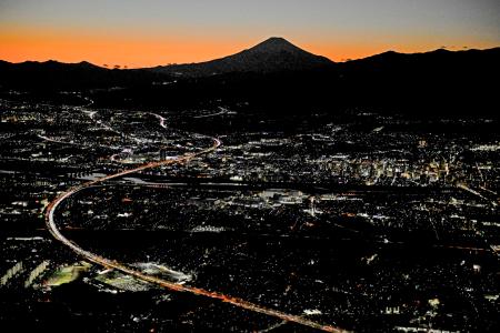 Ｕターンラッシュがピークを迎え、東京方面（手前）へ向かう車で渋滞する東名高速道路。左下は海老名サービスエリア、奥は富士山＝３日午後５時２３分（共同通信社ヘリから）