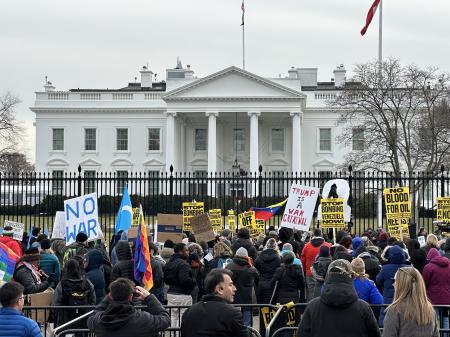 米ホワイトハウス前で、米国によるベネズエラ攻撃に抗議する人たち＝３日、ワシントン（共同）