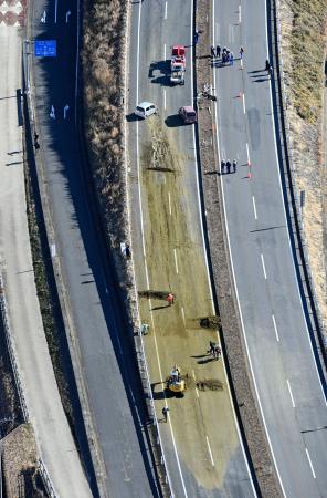 車十数台が絡む事故現場付近で散乱した茶葉=4日午前11時24分、栃木県佐野市(共同通信社ヘリから)