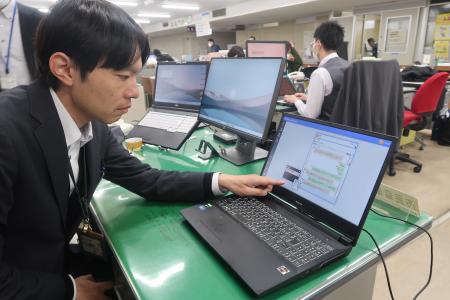 ＡＩを活用したカスハラ対策のデモンストレーションで、不適切な発言をパソコンで確認する茨城県取手市の職員＝２０２５年１１月、取手市役所