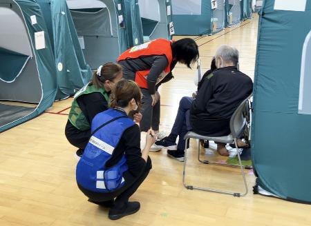 　能登半島地震の「１・５次避難所」で被災者のケアに当たるＤＷＡＴ隊員ら＝２０２４年６月、金沢市（石川県提供）