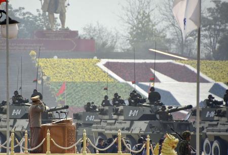 軍事パレードで、部隊を閲兵するミンアウンフライン総司令官＝２０２３年、ミャンマーの首都ネピドー