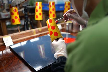 津軽塗を作る受刑者=2025年10月、青森市の青森刑務所