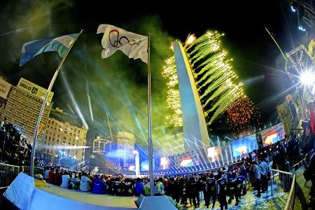 ２０１８年夏季ユース五輪の開会式で花火を見上げる選手たち＝アルゼンチンのブエノスアイレス（ＯＩＳ提供・共同）