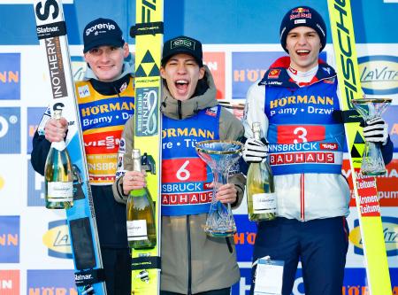 Ｗ杯ジャンプ男子個人第１４戦で初優勝し、表彰式で笑顔の二階堂蓮（中央）＝インスブルック（共同）