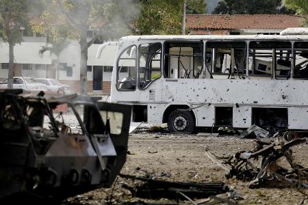３日、ベネズエラ首都カラカスの軍基地で破壊された車両（ロイター＝共同）