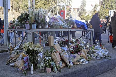多くの花が手向けられた、火災現場近くの献花台＝２日、スイス南部クランモンタナ