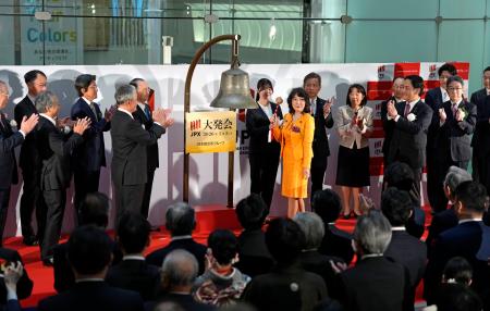 東京証券取引所で開かれた大発会＝５日午前、東京・日本橋兜町