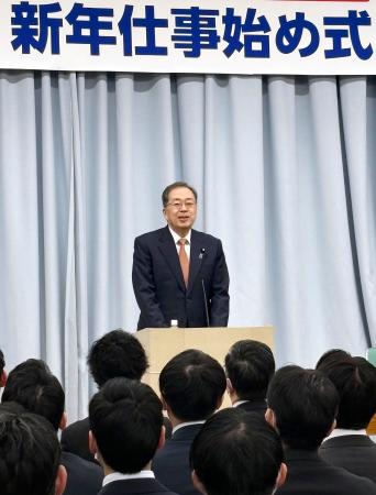 　党会合であいさつする公明党の斉藤代表＝５日午前、東京都新宿区