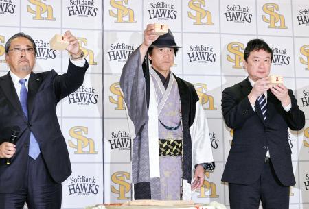 仕事始めの鏡開きを行い、乾杯するソフトバンクの城島ＣＢＯ（中央）ら＝５日、みずほペイペイドーム