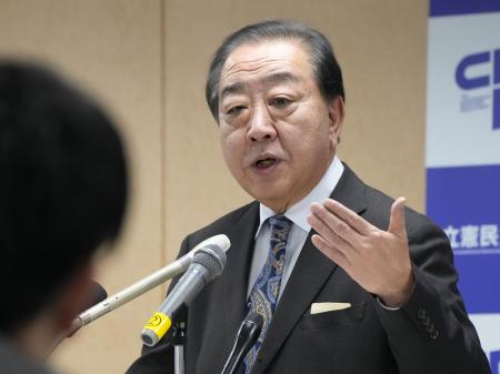 記者団の取材に応じる立憲民主党の野田代表＝５日午前、東京・永田町の党本部