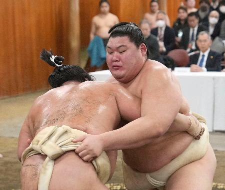 稽古総見で汗を流す大の里＝東京・両国国技館の相撲教習所（代表撮影）