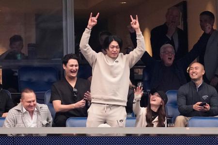 米プロフットボールＮＦＬの試合を観戦した米大リーグ、アストロズの今井達也（中央）＝４日、ヒューストン（ＡＰ＝共同）