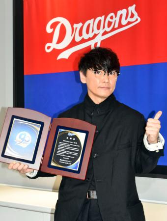 中日の球団創設９０周年の広報アンバサダーに就任する「サカナクション」の山口一郎さん＝５日、名古屋市