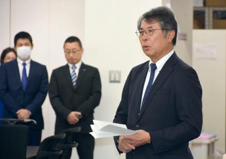 年賀式であいさつする中日の大島オーナー（右）＝５日、名古屋市内の球団事務所