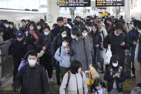 Ｕターンラッシュがピークを迎え、混雑するＪＲ東京駅の新幹線ホーム＝３日