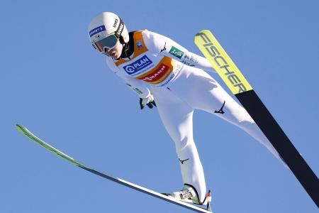 Ｗ杯ジャンプ女子第１１戦で３位となった丸山希の１回目の飛躍＝２０２５年１２月、ガルミッシュパルテンキルヘン（共同）