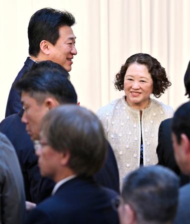 連合の新年交歓会で芳野友子会長（右）と話す木原官房長官＝５日午後、東京都荒川区