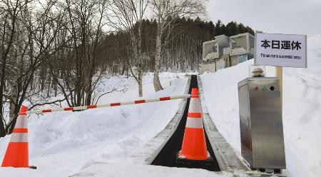 男児の死亡事故が発生し、運休になったスキー場のエスカレーター＝２０２５年１２月２９日、北海道小樽市