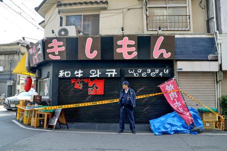 男性が倒れていた焼き肉店＝５日午後１時２６分、大阪市西成区