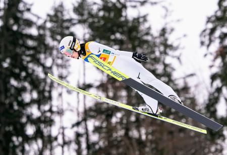 丸山希の飛躍＝フィラハ（共同）