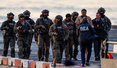 　ヘリポートから裁判所に向かうベネズエラのマドゥロ大統領（右から３人目）＝５日、米ニューヨーク・マンハッタン（ロイター＝共同）