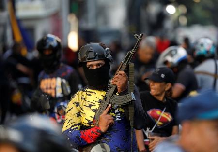 ４日、ベネズエラの首都カラカスで、マドゥロ大統領の解放を求める集会に参加する民兵（ロイター＝共同）