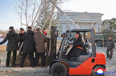 北朝鮮軍の記念館建設現場を訪れ、フォークリフトを運転する金正恩朝鮮労働党総書記＝５日、平壌（朝鮮中央通信＝共同）