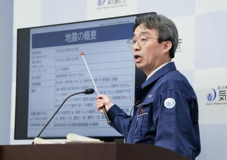島根県東部で起きた地震について記者会見する気象庁の担当者=6日午前、気象庁