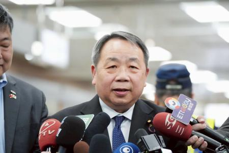 ６日、台北の空港で取材に応じる日本維新の会の石平参院議員（共同）