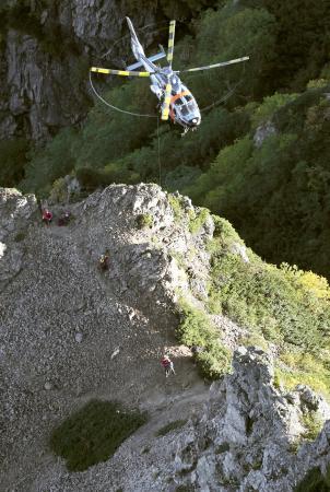 北アルプス槍ケ岳で救出活動する長野県警のヘリコプター＝２０２１年９月