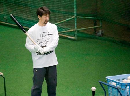 打撃練習する中日・阿部＝ナゴヤ球場