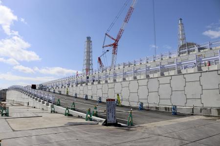 東京電力福島第１原発１～４号機海側に建設された防潮堤＝２０２４年３月（東京電力提供）
