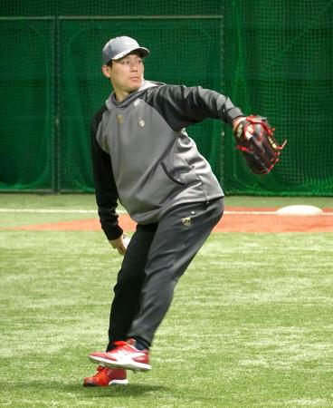 自主トレを公開した広島・栗林＝マツダ