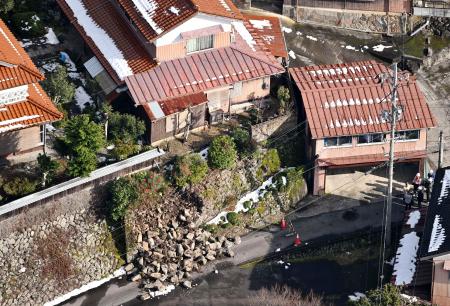 地震の影響で崩れ、道をふさいだ鳥取県伯耆町の石垣=6日午後2時8分(共同通信社ヘリから)