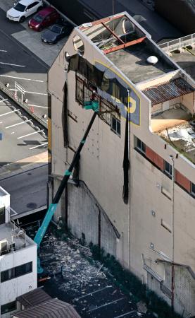 地震の影響で外壁が崩れた建物=6日午後2時34分、松江市(共同通信社ヘリから)