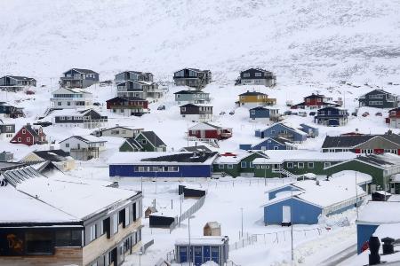 雪に覆われたグリーンランド・ヌークの市街地＝２０２５年１月（共同）