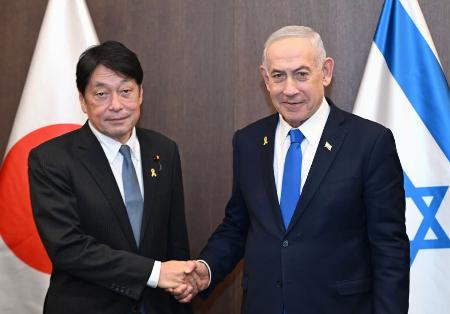 ６日、エルサレムでイスラエルのネタニヤフ首相（右）と握手する自民党の小野寺五典安全保障調査会長（Ｈａｉｍ　Ｚａｃｈ／ＧＰＯ提供・共同）