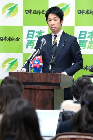 記者会見する日本維新の会の藤田共同代表＝７日午後、国会