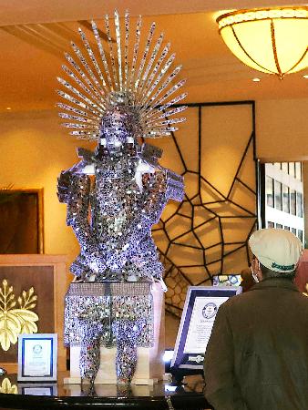 名古屋マリオットアソシアホテルに展示されているステンドグラス製の甲冑＝７日午前、名古屋市