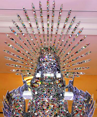 名古屋マリオットアソシアホテルに展示されているステンドグラス製の甲冑=7日午前、名古屋市