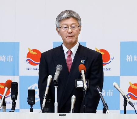 記者会見する新潟県柏崎市の桜井雅浩市長＝７日午前、柏崎市